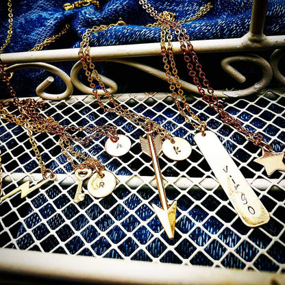 pijl halsketting - gouden halsketting met 1 hanger in de vorm van een pijl - lux & luz - your jewelry