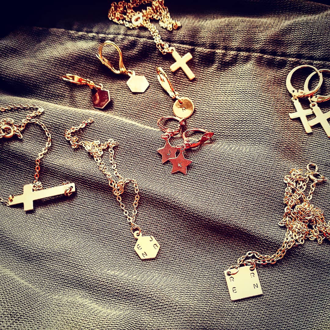 Gepersonaliseerde en unieke sieraden. Hangers met initialen, kettingen met letters, mooie symbolen en one of a kind oorbellen - ontdek alle mogelijkheden in onze online shop - lux & luz your jewelry