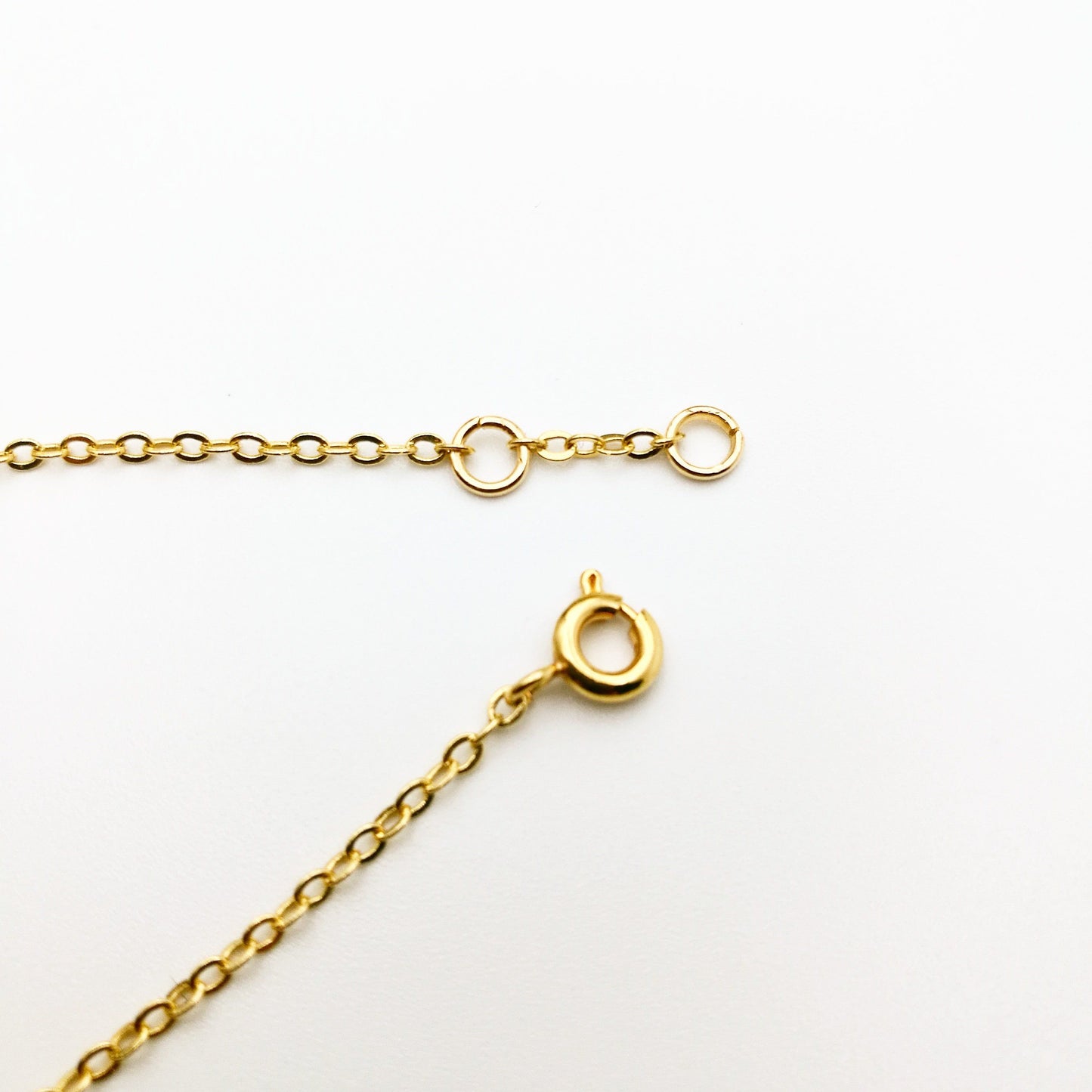 close-up van de sluiting van de unieke maantjes armband van lux & luz - shop jouw unieke sieraden online - your jewelry