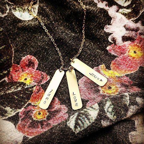 Sfeerbeeld van de 14k gold filled Naam Tag ketting, gedragen in een persoonlijke layering met andere sieraden. Een waterproof en biocompatibel statement voor elke dag.