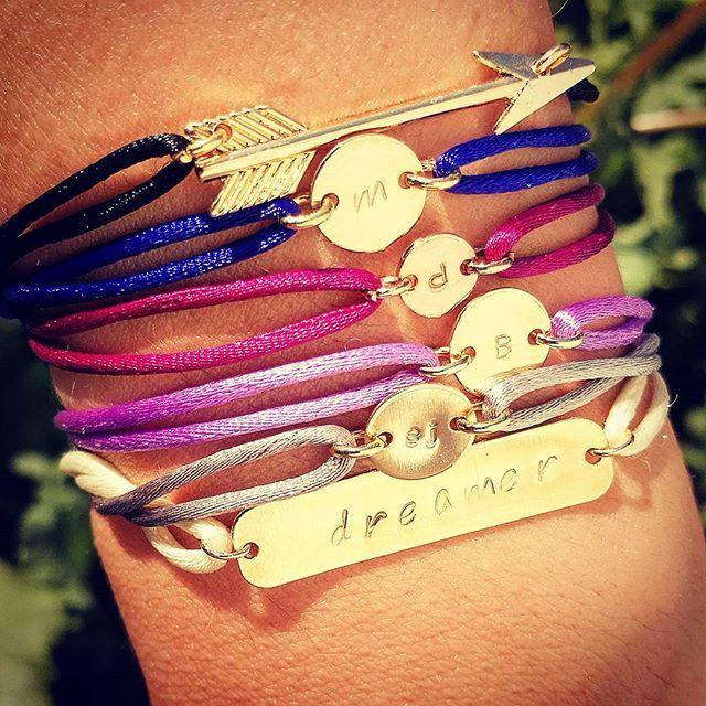 Handgemaakt cadeau: uniek gepersonaliseerde initiaal armband in luxe verpakking, made-to-order vakmanschap uit Nederland.